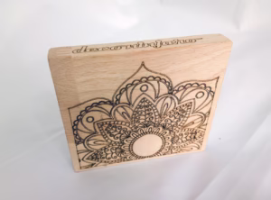 mandala pe suprafata de lemn