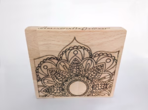 mandala pe suprafata de lemn