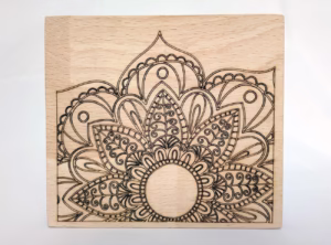 mandala pe suprafata de lemn