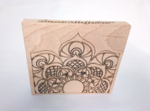 mandala pe suprafata de lemn