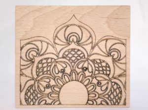 mandala pe suprafata de lemn