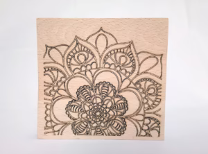 mandala pe suprafata de lemn