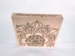 mandala pe suprafata de lemn