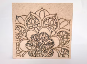 mandala pe suprafata de lemn