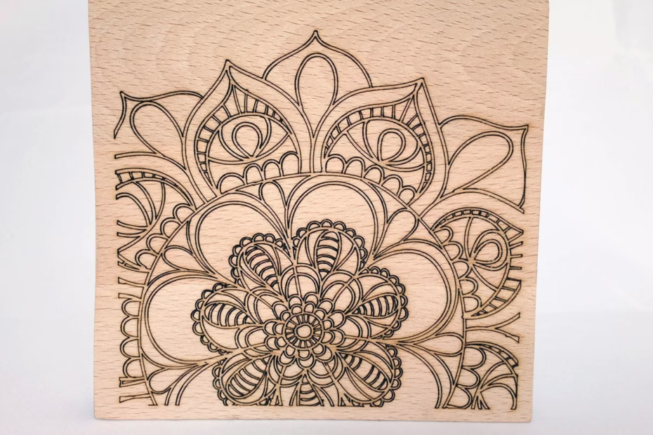 mandala pe suprafata de lemn