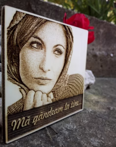 tablou gravura portret fata ma gandeam la tine, personalizat, pret, preturi, gravuri, gravura, personalizare, laser, cadou, debitare
