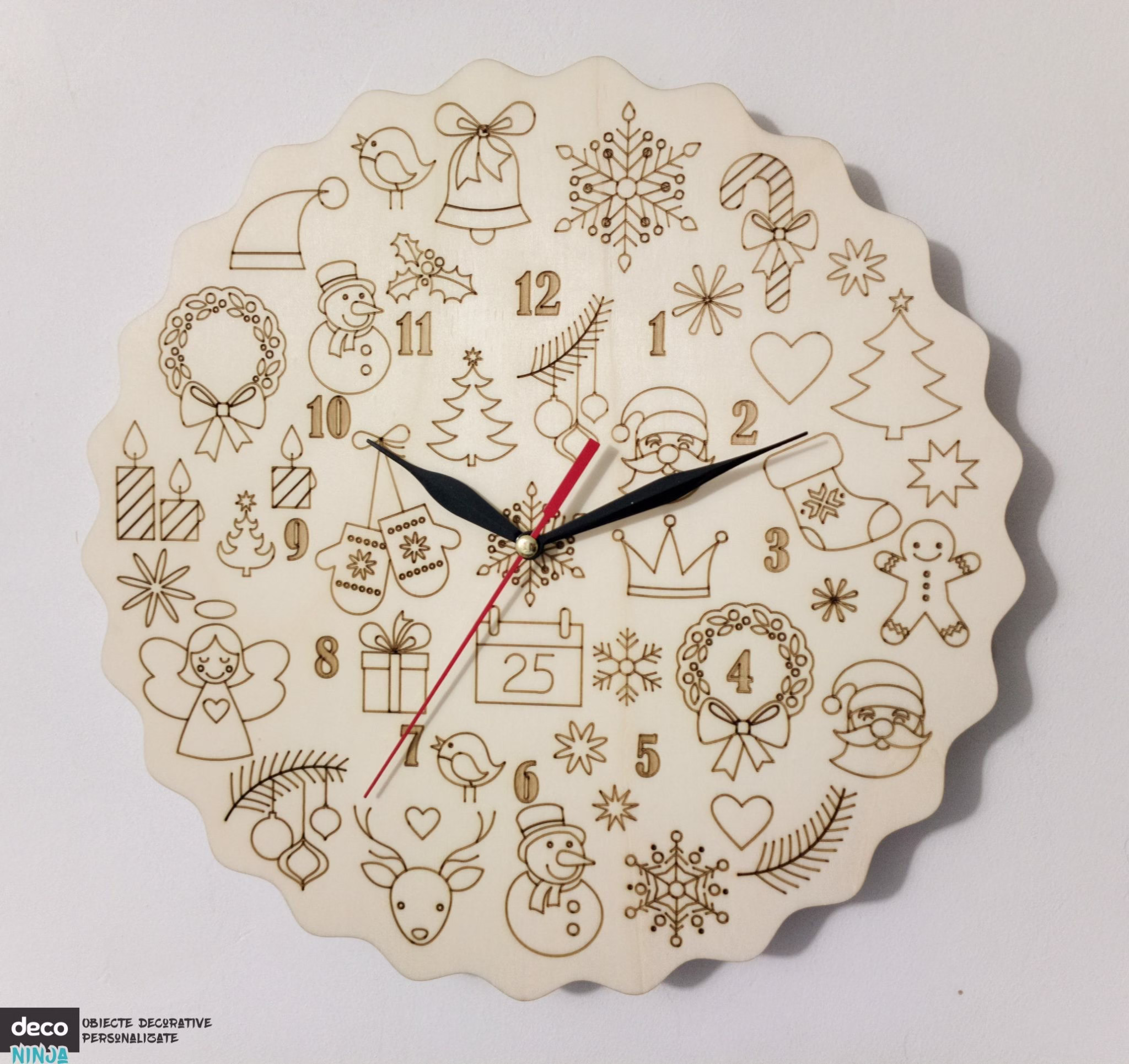 Ceas cu motive traditionale de Craciun
